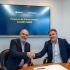 Alfredo Bertrand, Gerente General de Epiroc Andina Caribe, y José Manuel Aggio, director de Recursos Humanos de Lundin Gold, durante la firma del Acuerdo de Colaboración para impulsar la formación técnica internacional y el desarrollo de talento local en Zamora Chinchipe.
